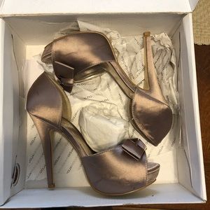 Aldo satin peep toe heel